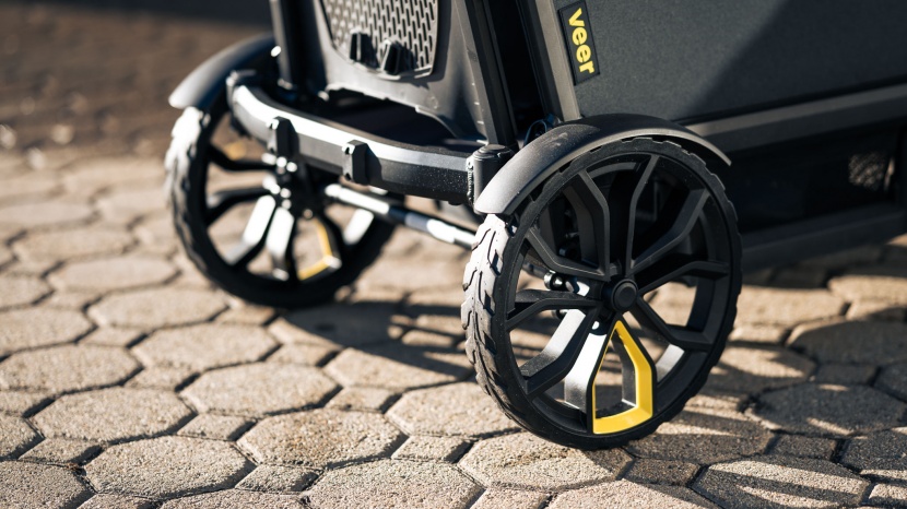 veer cruiser - fenders on the back wheels of the veer help prevent spraying up of...