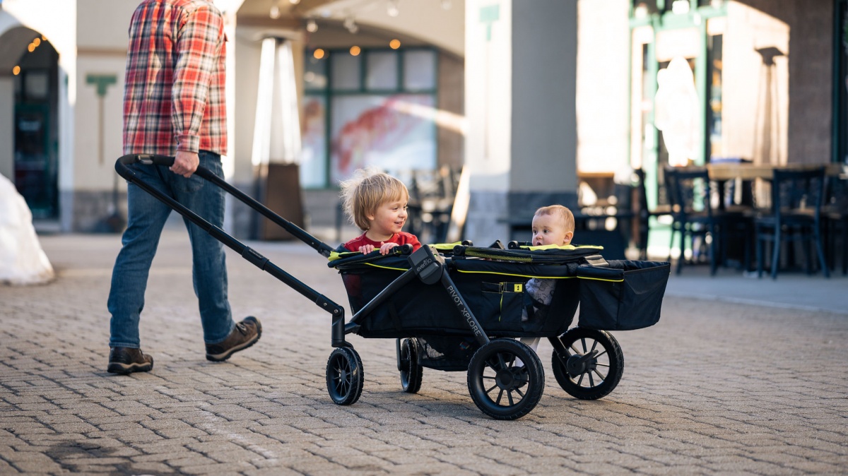 Evenflo Pivot Xplore Wagon Review (The Evenflow Xplore is a fun wagon for kids with storage, canopies and even a snack tray.)