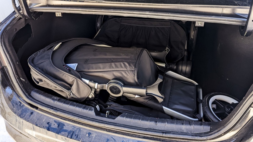 bugaboo donkey5 - after taking off the seats and wheels, we were about to stack the 5...