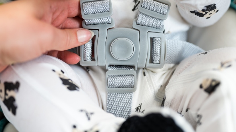 the graco glider lx swing has a 5-point harness but no padding or...