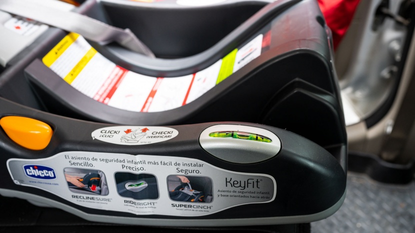 chicco keyfit 30 - the keyfit 30 base has level indicators for installation on both...