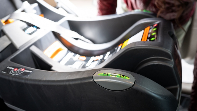 chicco keyfit 35 - the keyfit 35 has bubble-level indicators on each side.