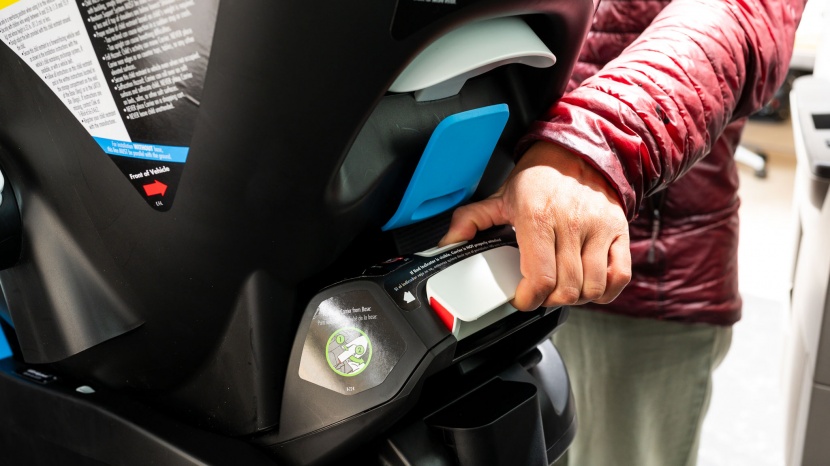 the base of the liing includes recline adjustment in the center of...