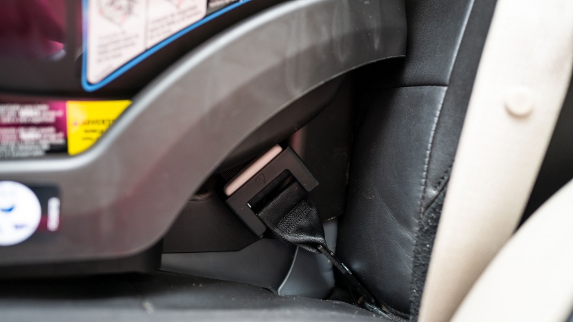 graco snugride snuglock 35 - the release button for the latch connectors on the snuglock is hard...