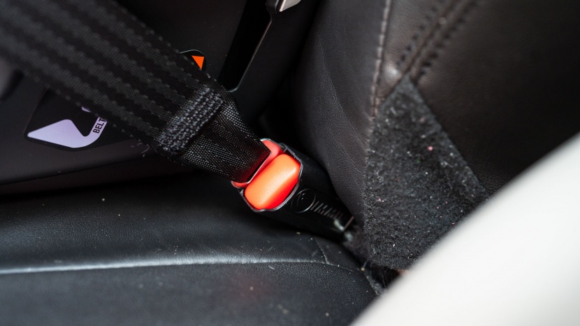 peg perego primo viaggio 4-35 nido - the nido has push-style latch connectors with a small red release...