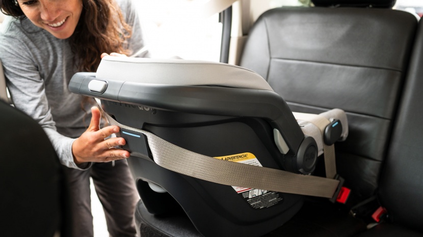 the back of the mesa v2 carrier has a clip for the shoulder belt...