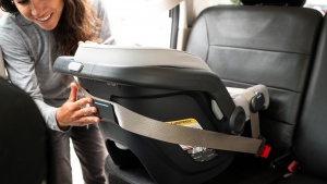 The back of the Mesa V2 carrier has a clip for the shoulder belt...