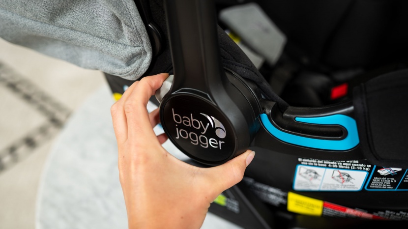baby jogger city go2 - the baby jogger handle rotates back and forth by pushing the button...