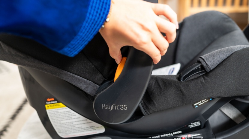 chicco keyfit 35 - the keyfit 35 handle rotates on a pivot point and moves by pressing...