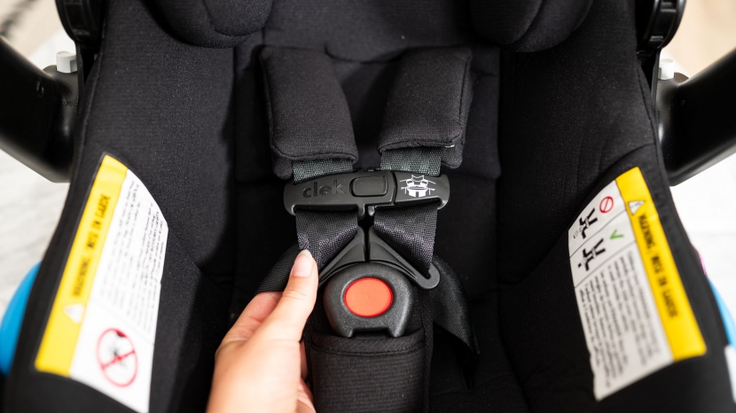 clek liing - the chest clip and buckle on the liing are easy enough to operate...