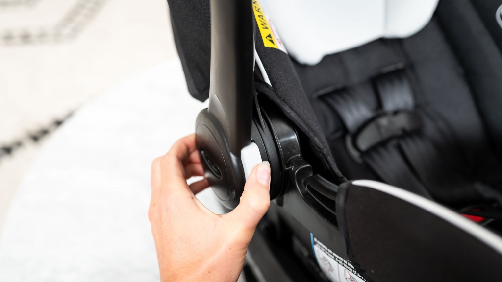 graco snugride 35 lite lx - the lite lx handle works well but it uses the same rotation pathway...