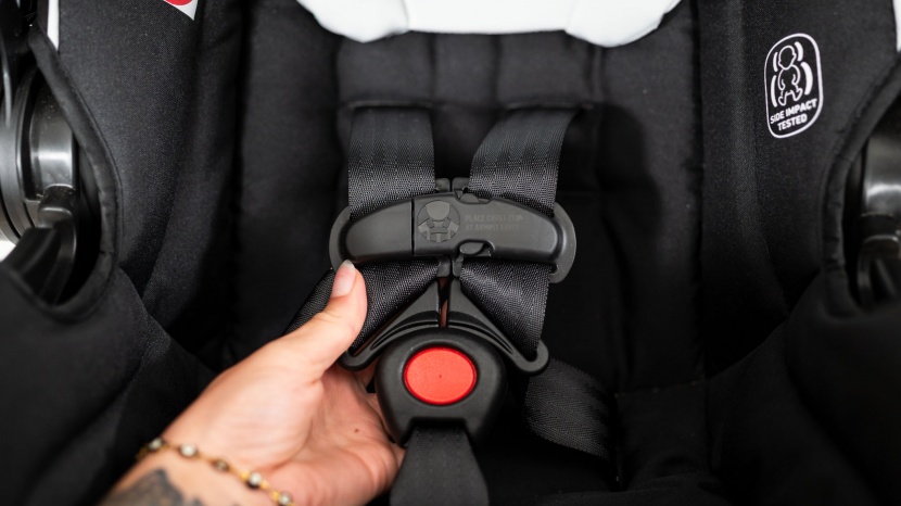 graco snugride 35 lite lx - the buckle and the chest clip work well and are easy to use.