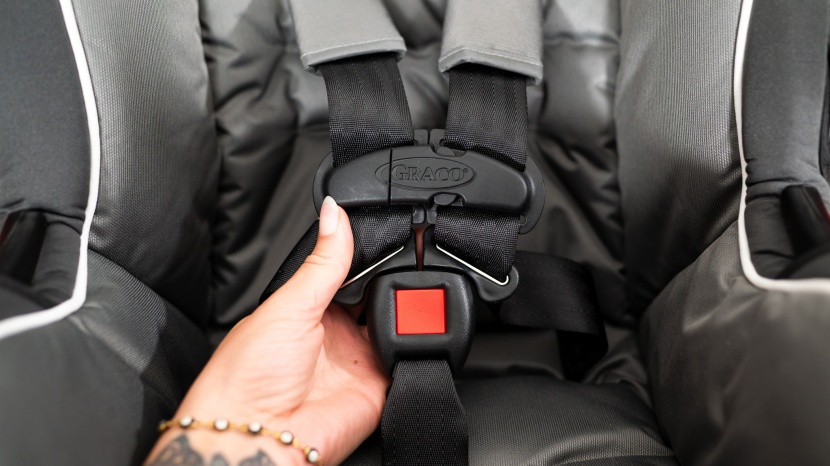 graco snugride snuglock 35 - the snuglock buckle and chest clip are only average.