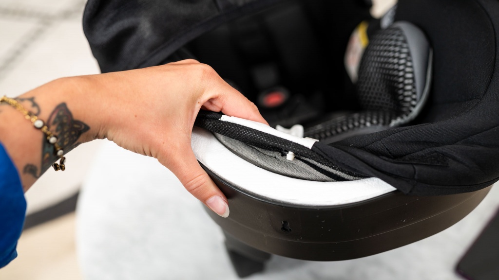 evenflo litemax dlx - the evebnflo uses eps (white) foam for impact absorption and light...