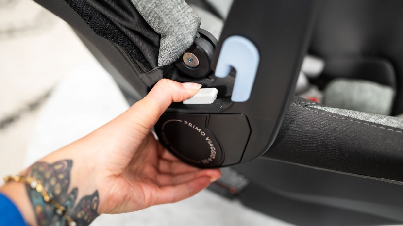 peg perego primo viaggio 4-35 nido - the nido handle has dual release buttons on the back side of the...