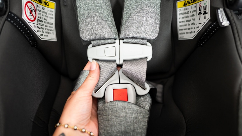 peg perego primo viaggio 4-35 nido - the nido buckle is hard to use and left our tester's thumb feeling...