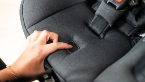 The harness release button on the Max is under a fine mesh fabric...