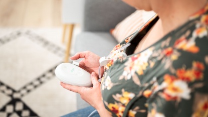 Elvie Stride Review (The Elvie Stride pump has no screen, only a few buttons.)