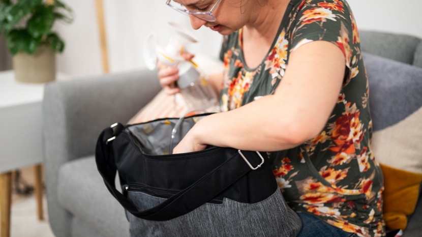 medela pump in style with max flow - the medela pump in style comes with a lunchbox-like container.