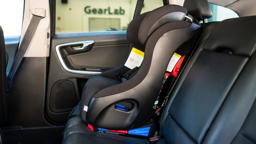 clek foonf - the foonf is fairly narrow making it easier to access the car latch...