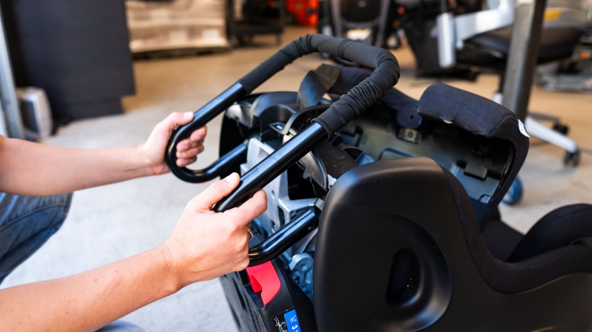 clek foonf - the foonf anti-rebound bar is stored under the chair base.