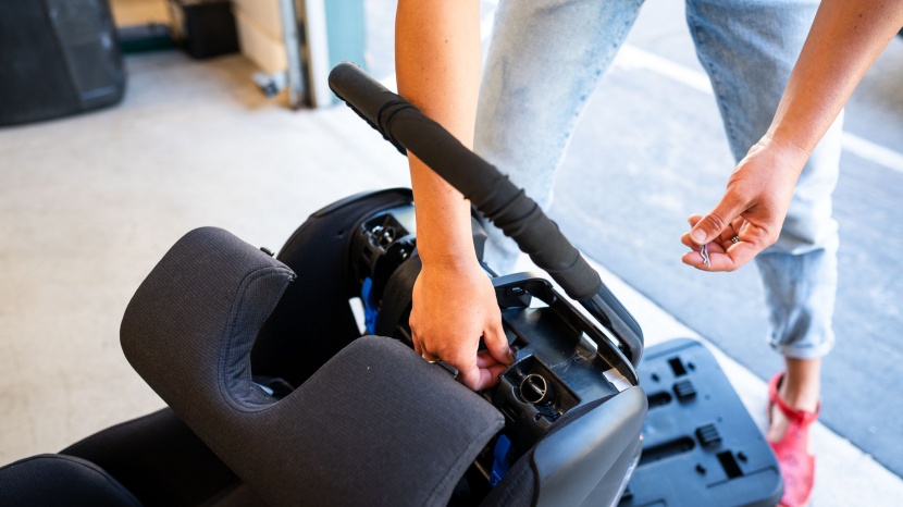 the foonf seat bottom lifts up and the bottom comes off so you can...