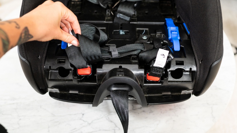 clek foonf - the foonf latch connectors and strap are tucked under the seat...