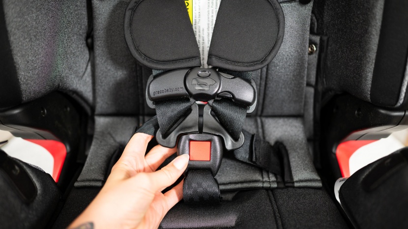 graco 4ever dlx - the 4ever buckle and chest clip are relatively standard with no...