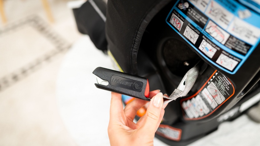 graco 4ever dlx - the 4ever uses push-style latch connectors that work well and are...