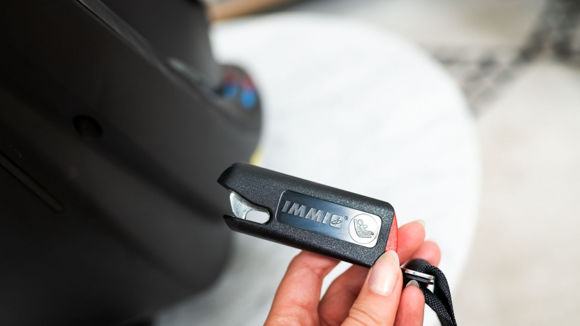 nuna revv - the push-style connectors on the revv are easy to use.