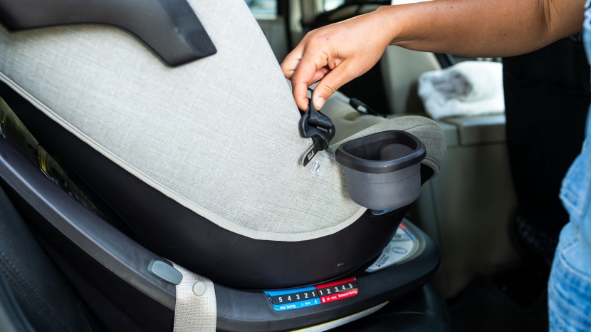 nuna revv - the revv can retain the prongs on each side of the shell when not in...