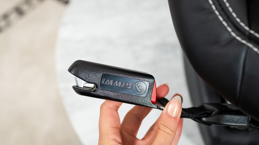 the peg perego has a push-style latch connector that is easy to use...