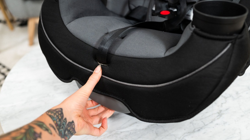 the recline adjustment handle for the safety 1st is low on the foot...