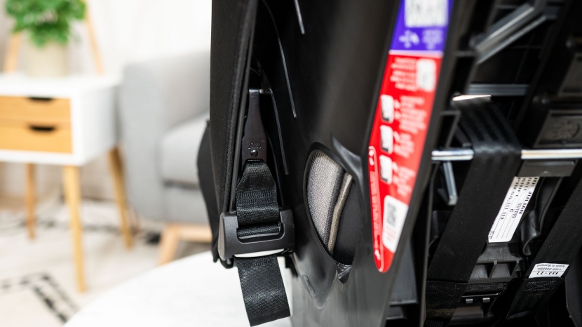 the latch hooks clip on the back side of the safety 1st shell.