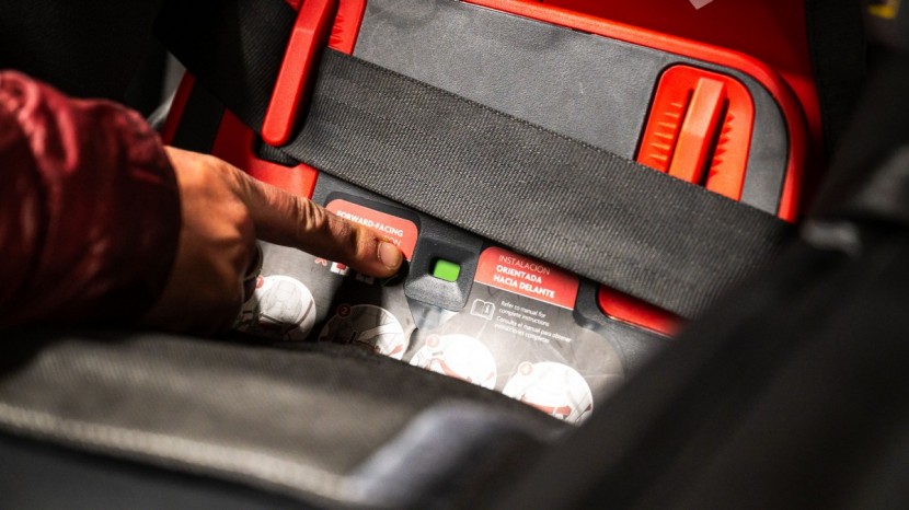 uppababy knox - the knox has a color-changing indicator from red to green to help...