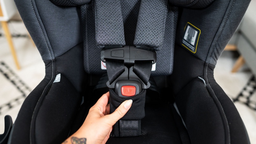 uppababy knox - the knox buckle and chest clip are easy to operate, but we wish...