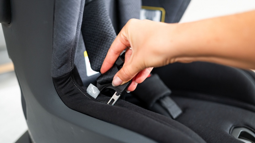 uppababy knox - the knox has retention slots for the harness prongs on either side...