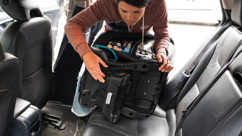 baby jogger city turn - the angle of the baby jogger is adjusted with a fold-out foot on the...