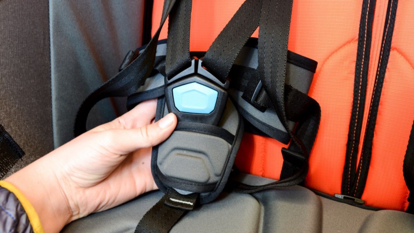 thule chariot cross 2 - the cross 2 harness is easy to use, with an improved buckle over...