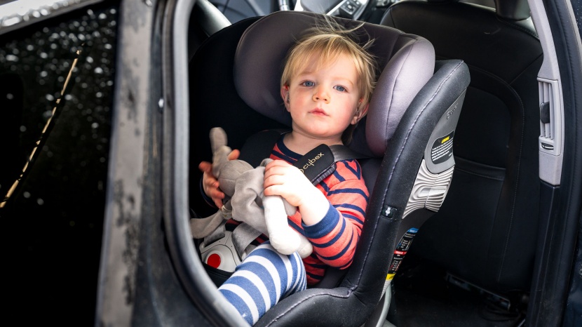 cybex sirona s - installing the sirona via latch is not a problem and is fairly easy...