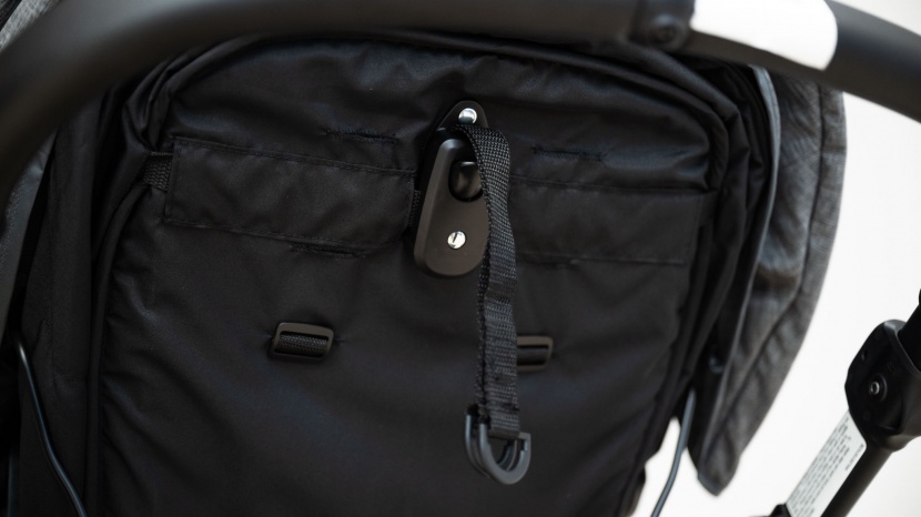 graco modes nest stroller - the graco has a cheaper and dated (in our minds) two-strap system...