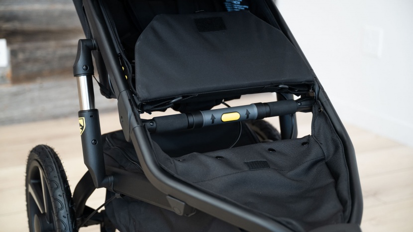 bob alterrain pro - the folding handle on the alterrain is simple, with a push-to-engage...