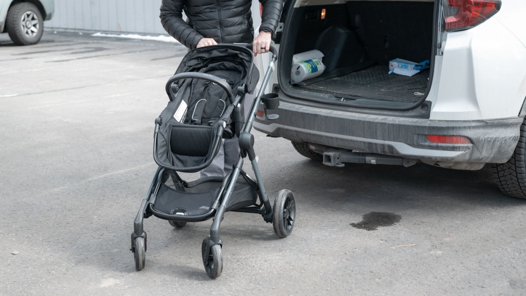 evenflo pivot xpand - the evenflo is not a bad-looking stroller, and if you don't look too...