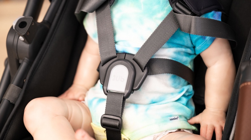 uppababy cruz v2 - the cruz v2 harness has smooth webbing and a simple buckle.