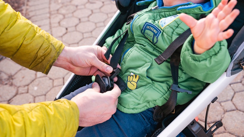 thule urban glide 2 - the urban glide 2 buckle and harness are easy to use, and the...