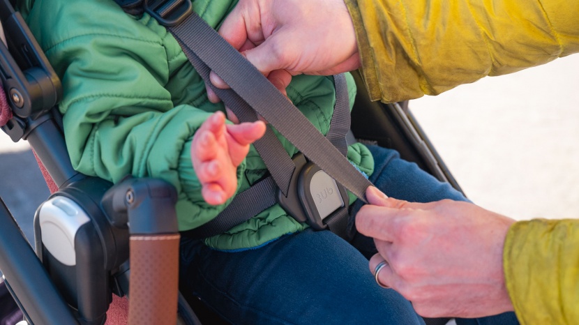 uppababy vista v2 - the straps on the vista v2 harness are smooth and adjust easily.