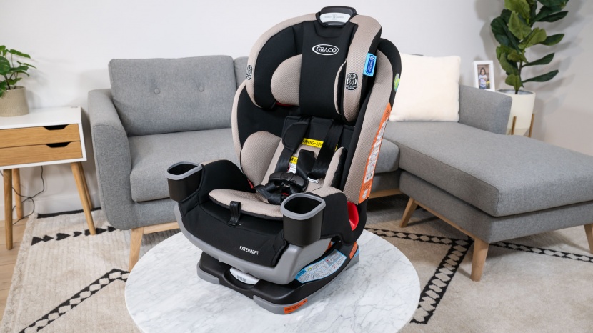 graco extend2fit 3 in 1 - the extend2fit is surprisingly better quality, with more features...