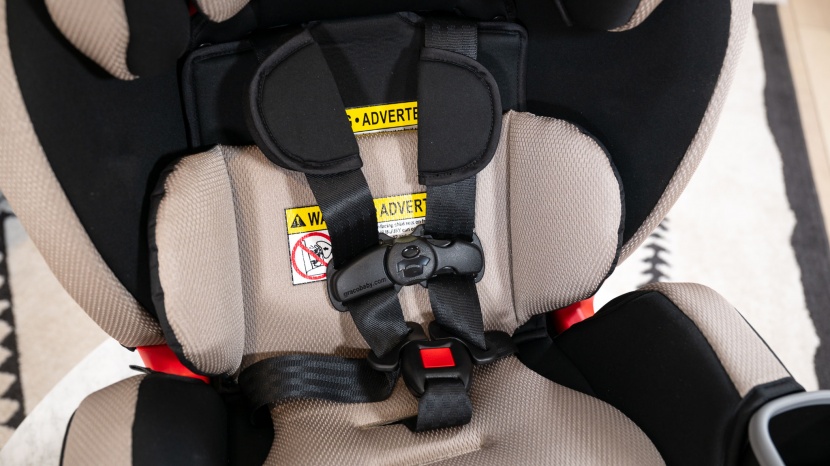 graco extend2fit 3 in 1 - the graco extend2fit has an average buckle and chest clip that...