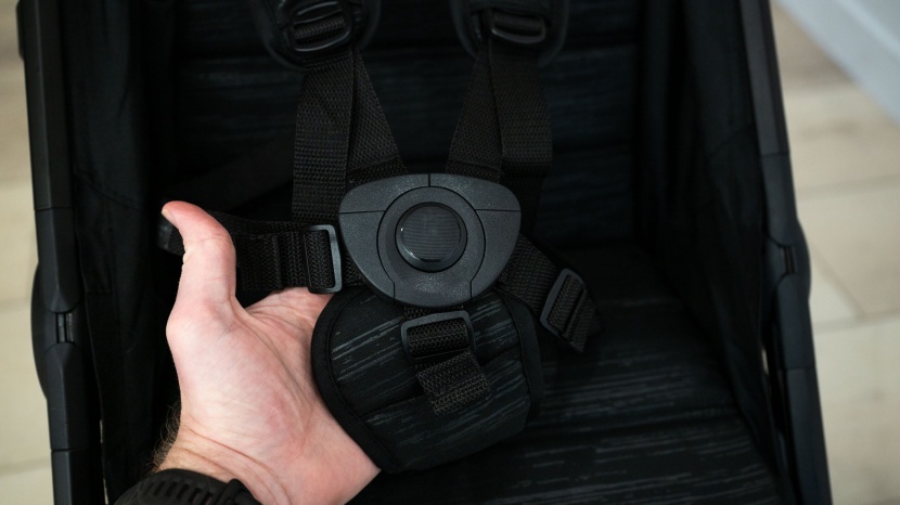 baby jogger city tour 2 single - the buckle on the city tour 2 requires more pressure to press the...