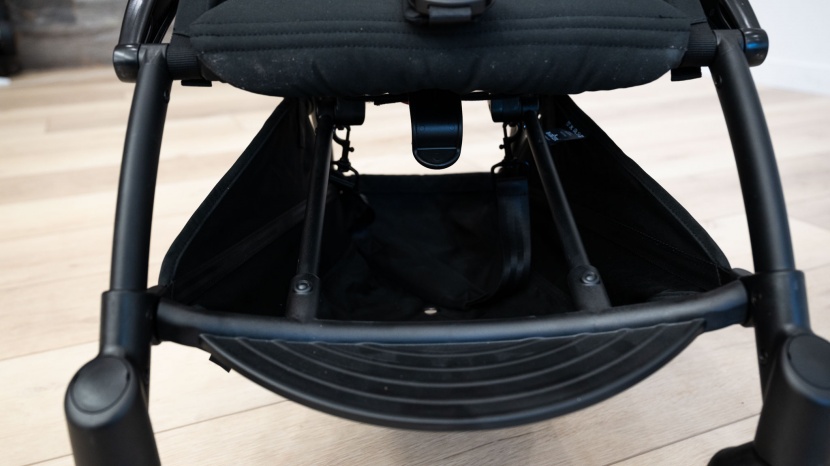 the two bars running lengthwise through the babyzen storage basket...